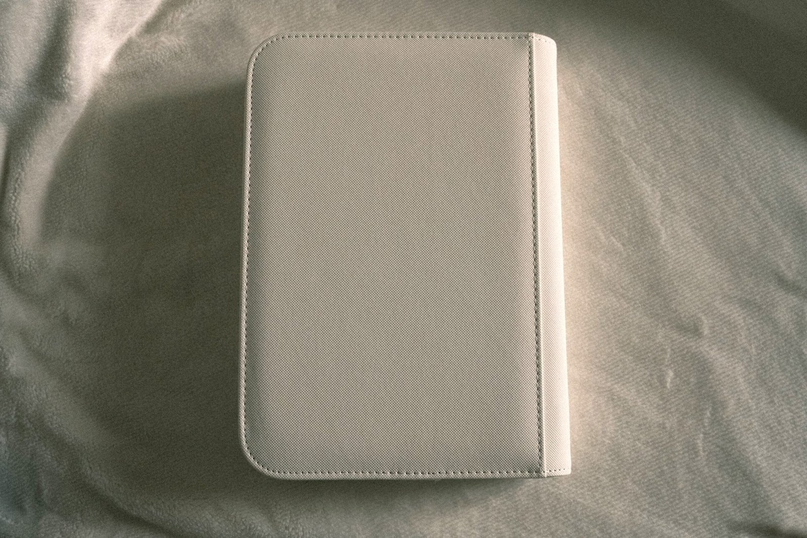 Hand Painted White 4-Pocket Card Collection Zippered Binder - Image 4