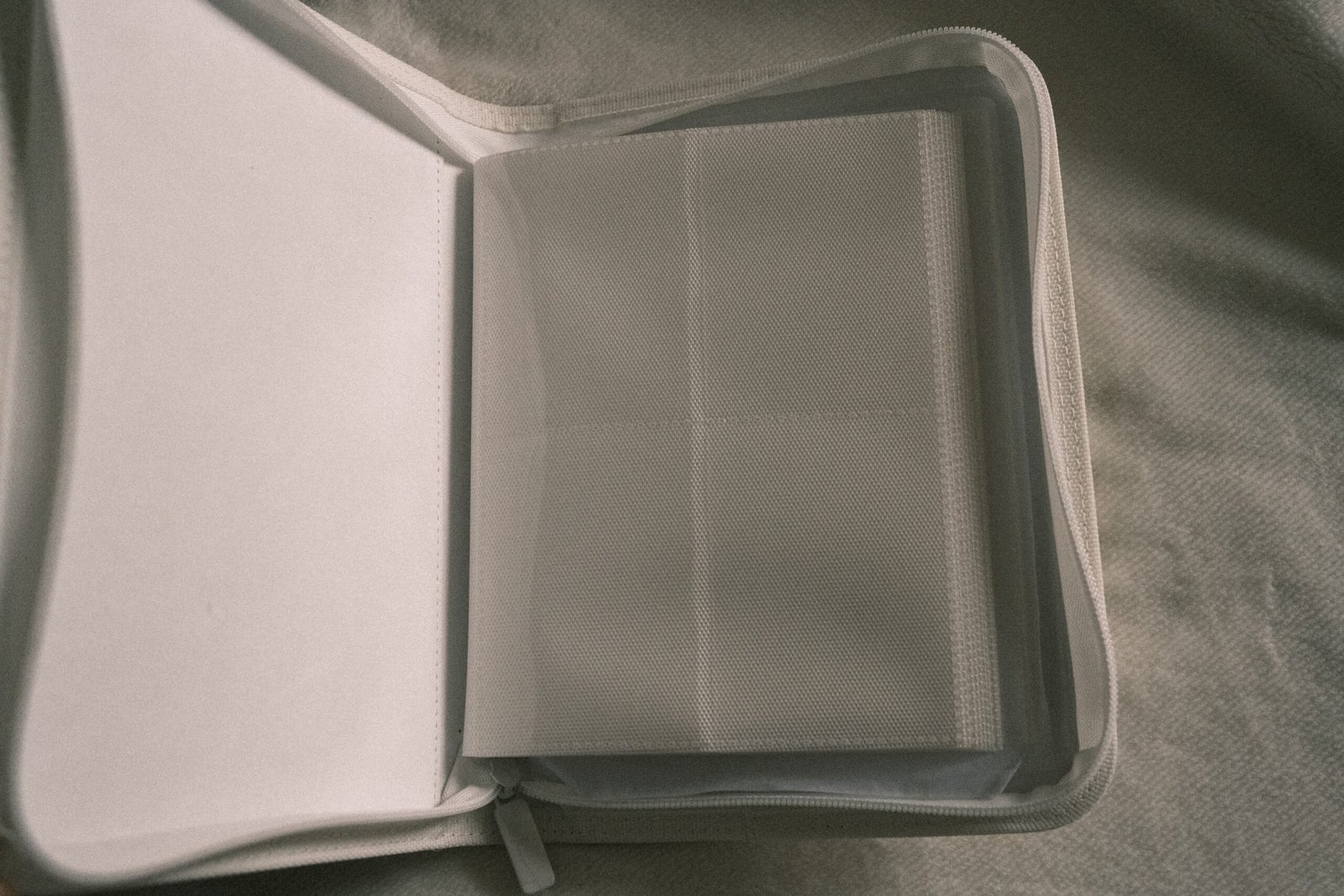Hand Painted White 4-Pocket Card Collection Zippered Binder - Image 2