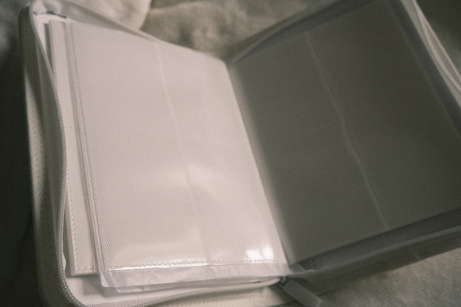 Hand Painted White 4-Pocket Card Collection Zippered Binder - Image 3